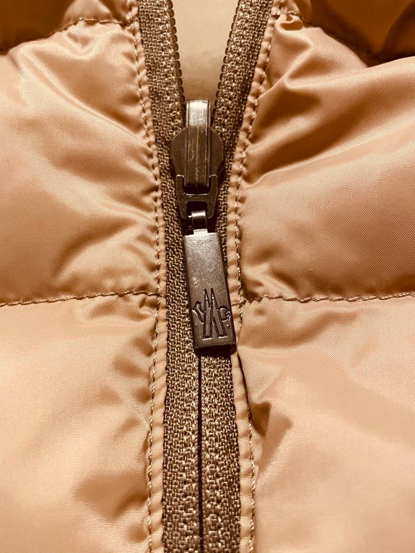 モンクレール　フード付きベージュダウンベスト　レディース　レアなリバーシブル