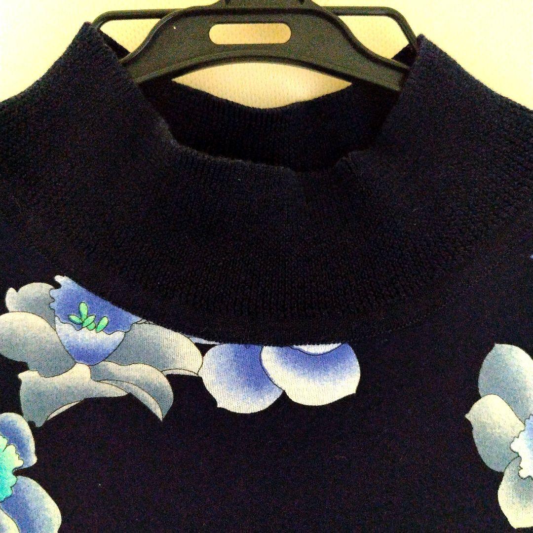 花柄タートルネックTシャツ ネイビー