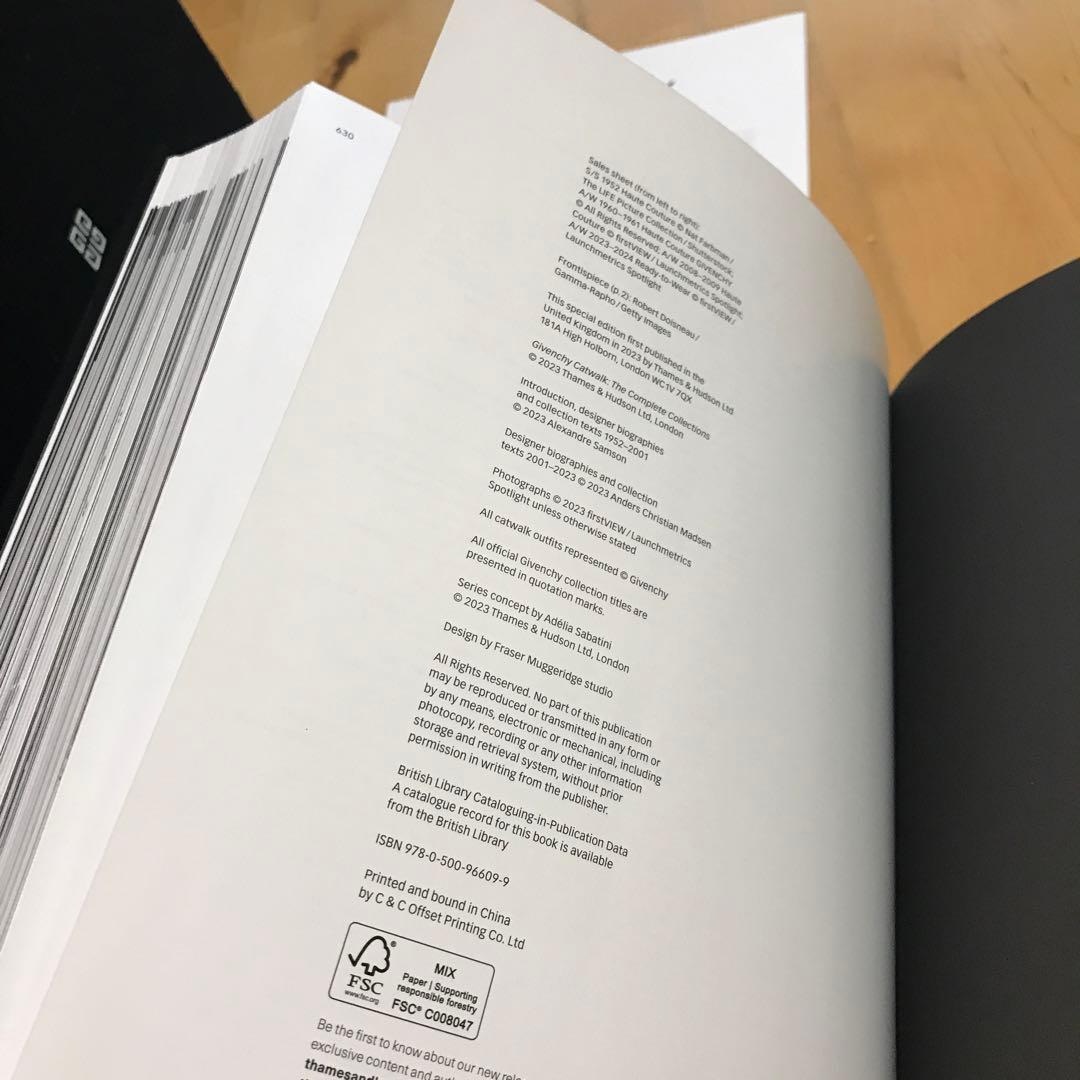 洋書　GIVENCHY CATWALK ジバンシィ