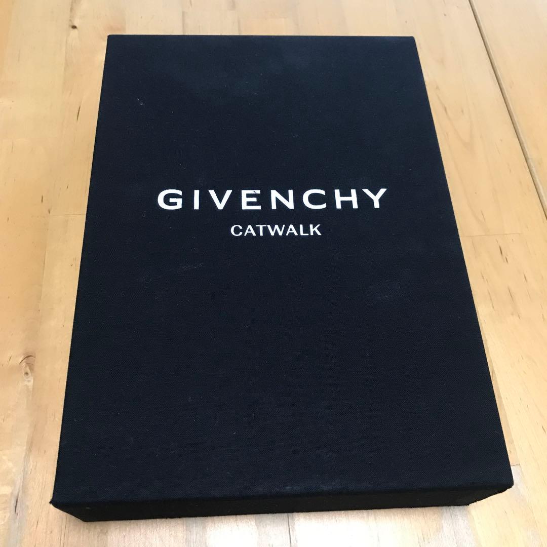 洋書　GIVENCHY CATWALK ジバンシィ