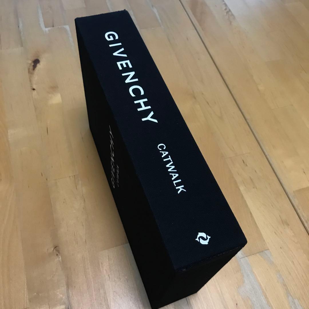 洋書　GIVENCHY CATWALK ジバンシィ