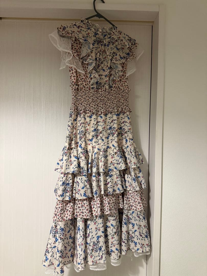 Settan ワンピース　フリル付き花柄ミディドレス