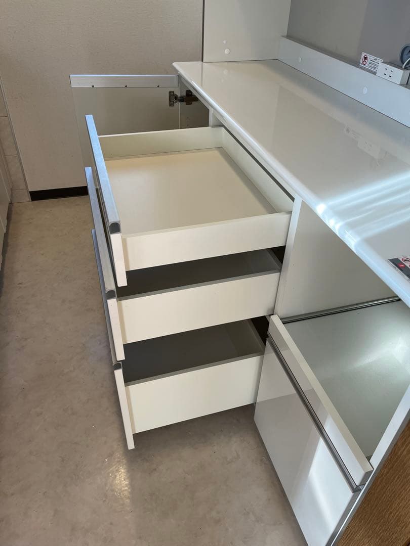 パウモナ　食器棚