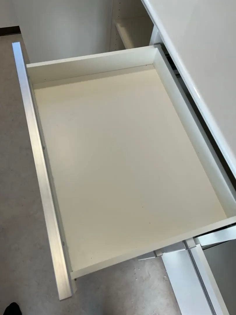 パウモナ　食器棚