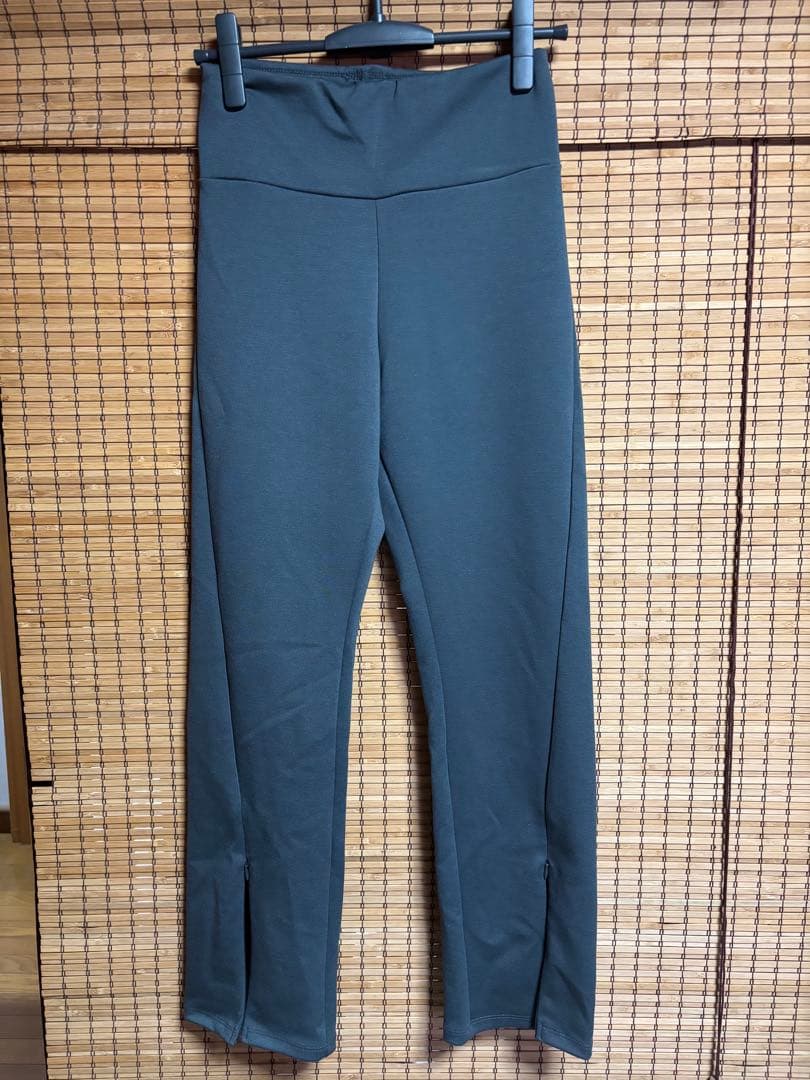 新品‼️YENN レギンスパンツ　スリット入り