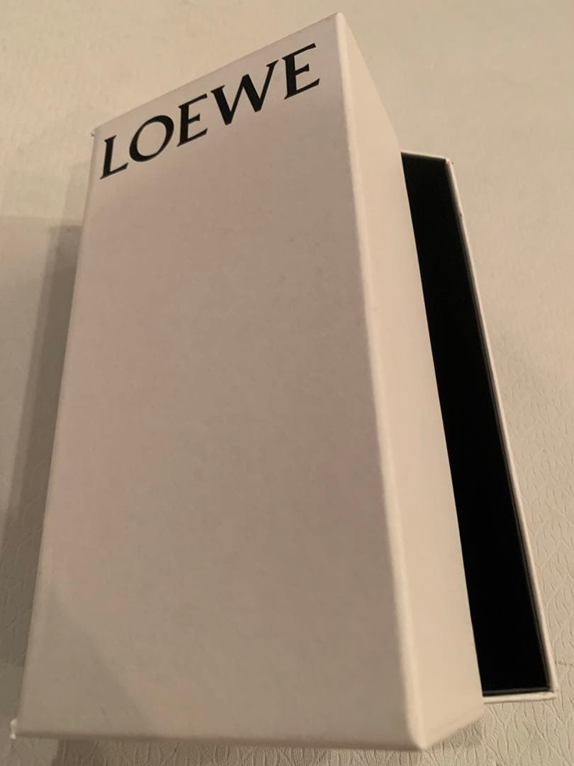 ロエベ　レザーケース 赤 エンボスロゴ