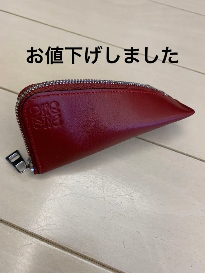 ロエベ　レザーケース 赤 エンボスロゴ