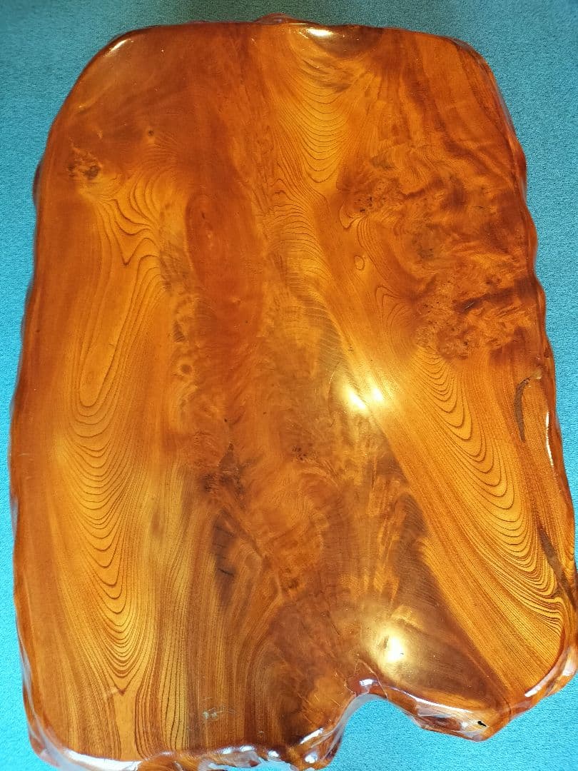 けやき1枚板で作った無垢材のテーブル