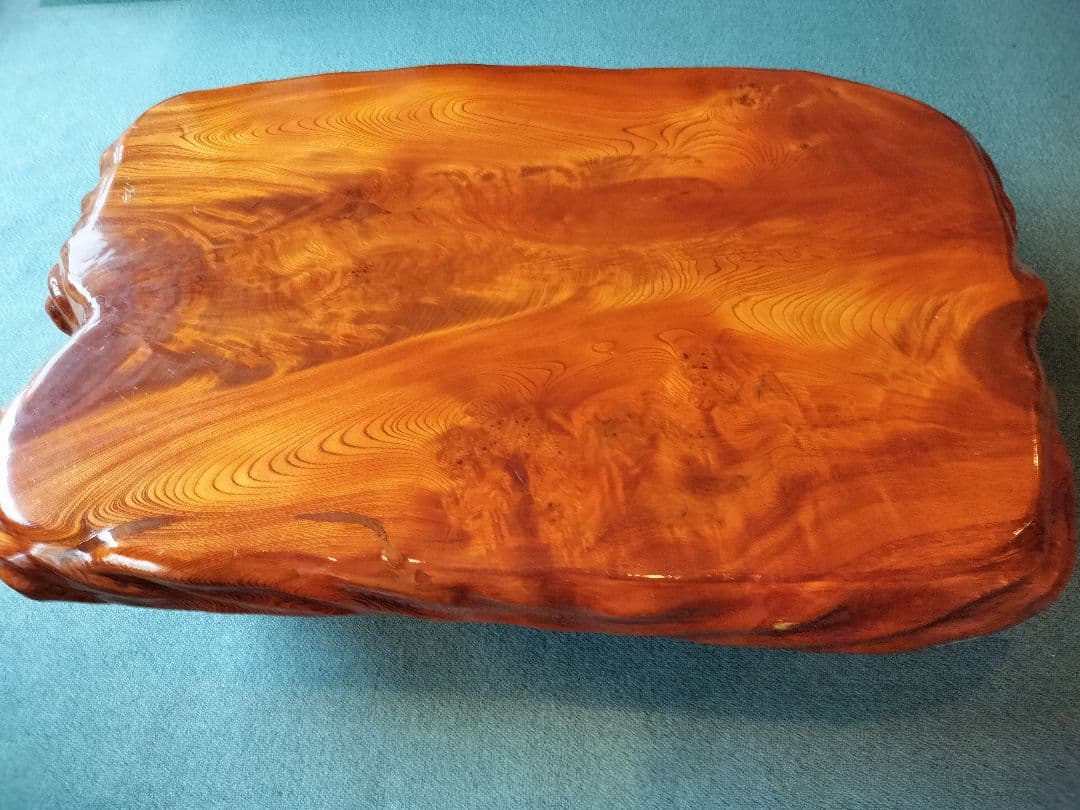 けやき1枚板で作った無垢材のテーブル