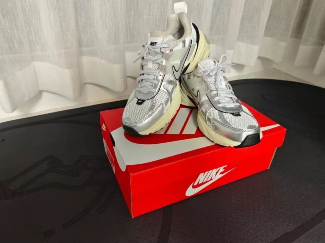 靴 NIKE W V2K RUN FD0736-100/24cm