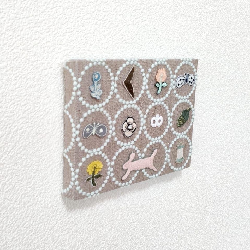 ミニ　ファブリックパネル　ミナペルホネン　タンバリン　茶　刺繍　北欧　インテリア