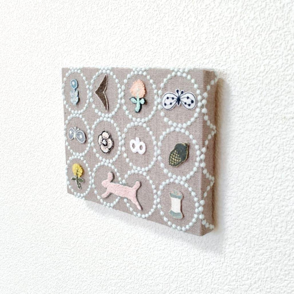 ミニ　ファブリックパネル　ミナペルホネン　タンバリン　茶　刺繍　北欧　インテリア