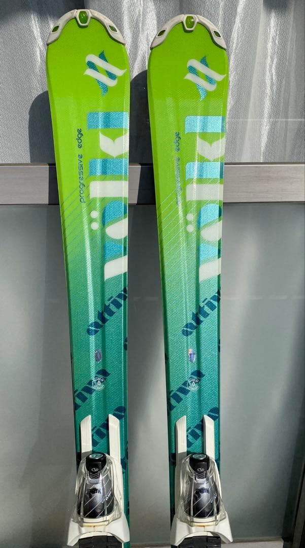 Völkl のスキーとHEADのスキー靴のセットレディース用（ストック付き）