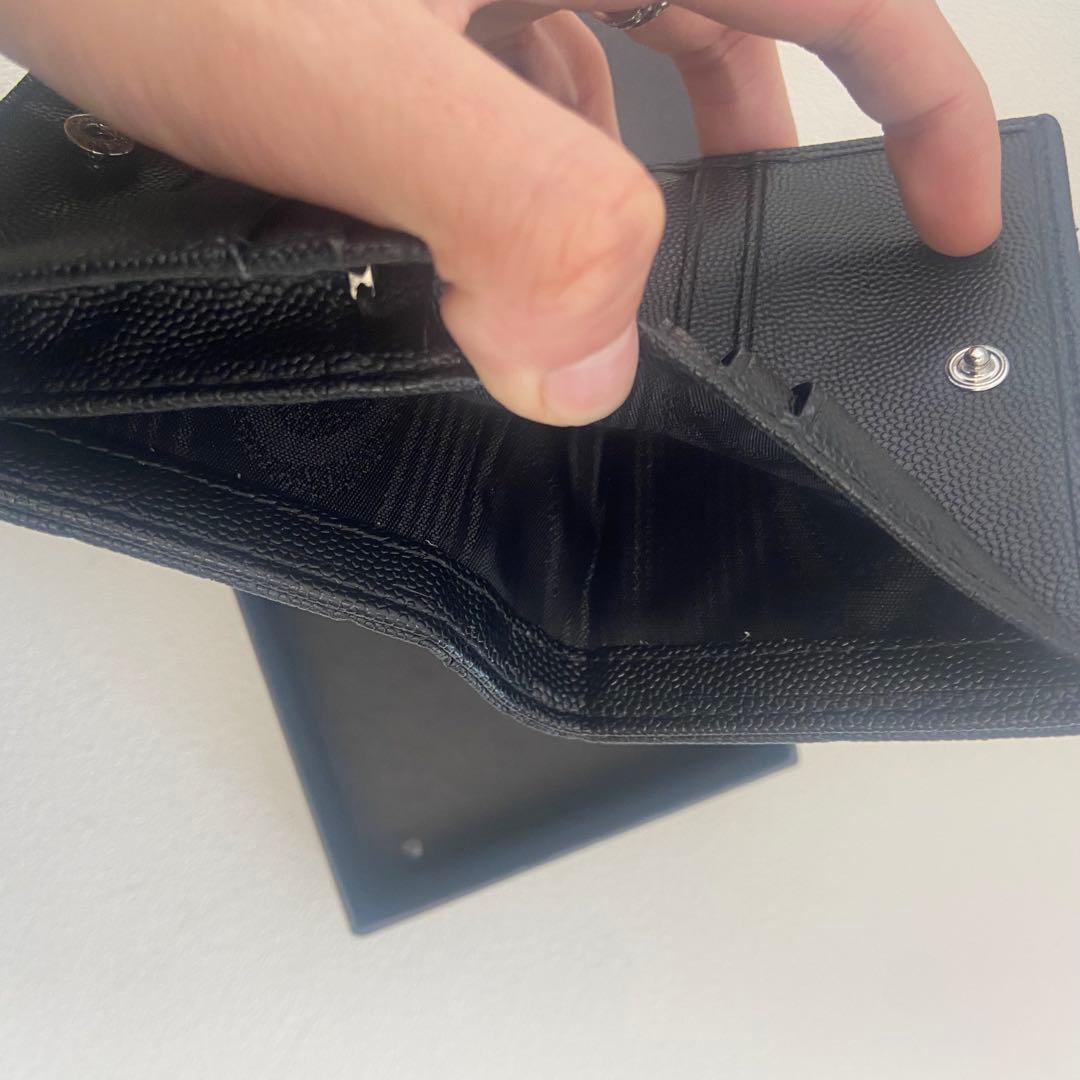 美品✨イヴ・サンローラン エンボス加工 ブラックレザー 折りたたみ財布サイフ