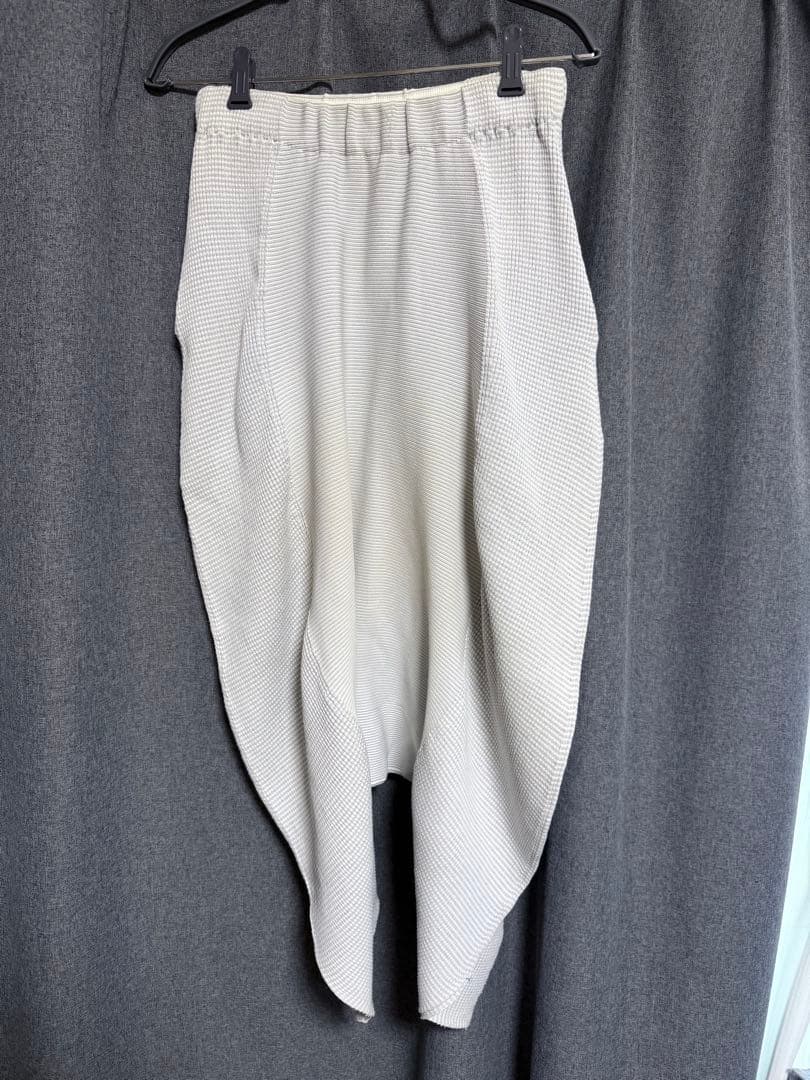 【ISSEY MIYAKE】パンツ Fサイズ 白系グレー ストレッチ素材