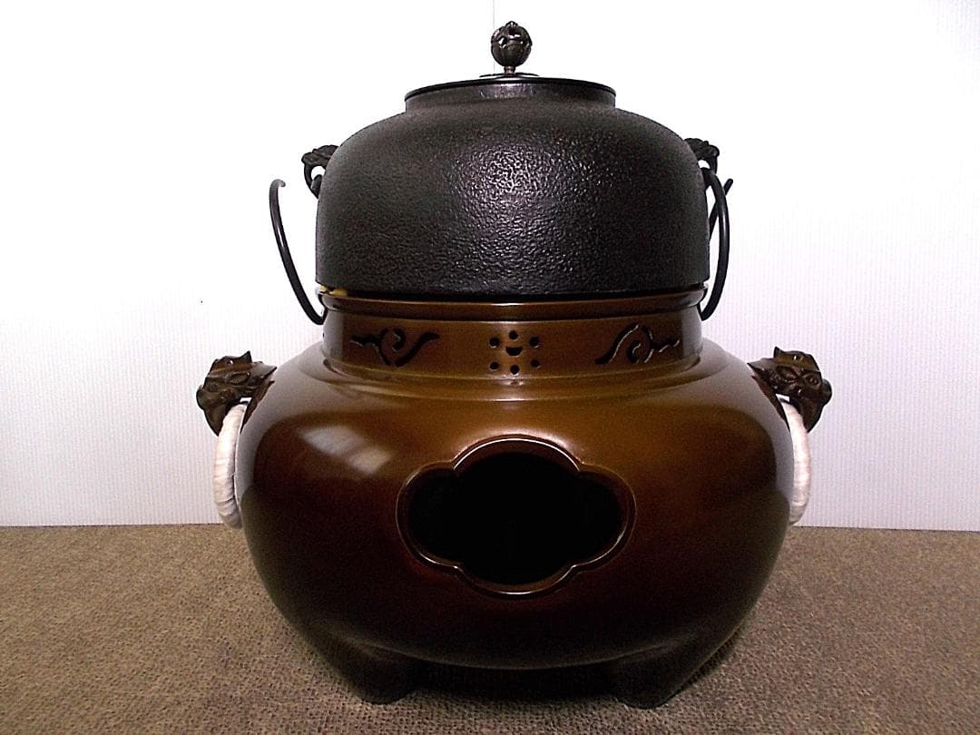 未使用保管品 四代/釜師:菊池正直 和鉄/砂鉄/茶釜 唐銅切合鬼面風炉 共箱