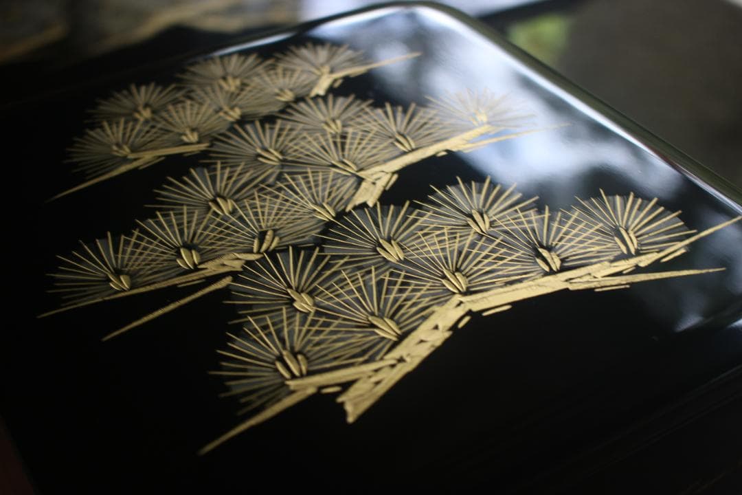 デッドストック！上質黒漆に極上松沈金の映える輪島塗の屠蘇器重箱揃い（検お重