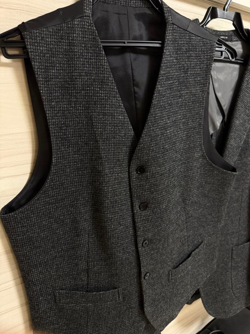 コムサイズム　ダークグレー スリーピーススーツ　テクスチャー