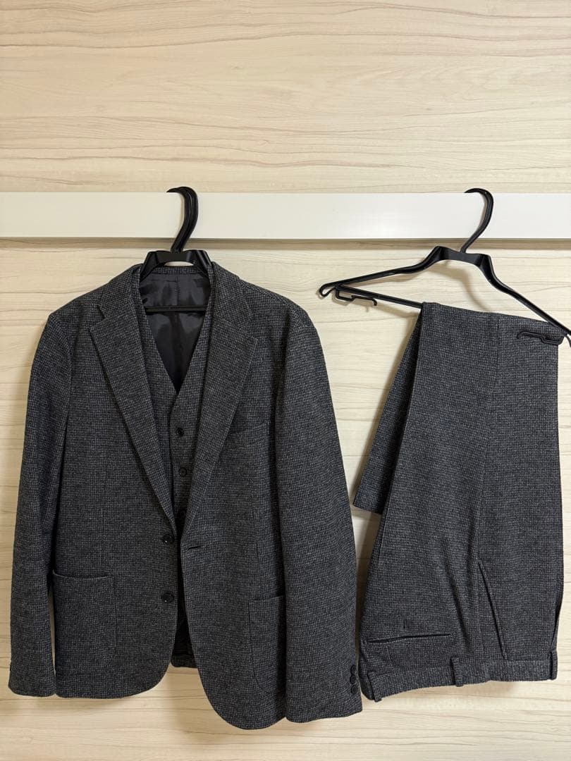 コムサイズム　ダークグレー スリーピーススーツ　テクスチャー