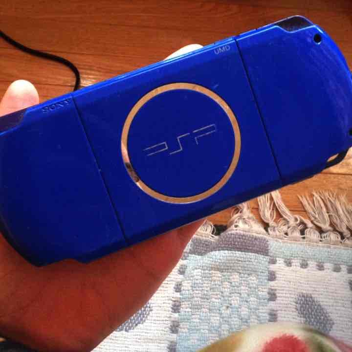 PSP 本体。 カセット。 入れ物。