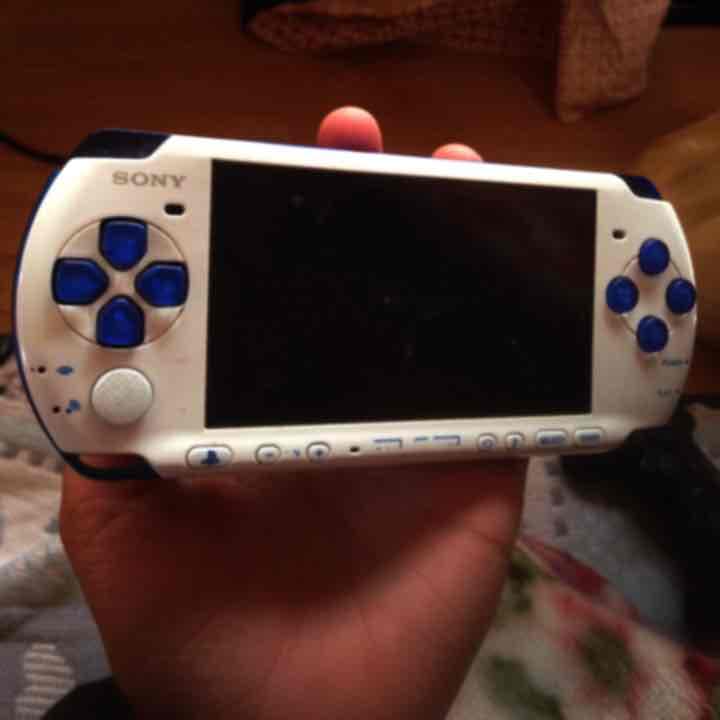 PSP 本体。 カセット。 入れ物。