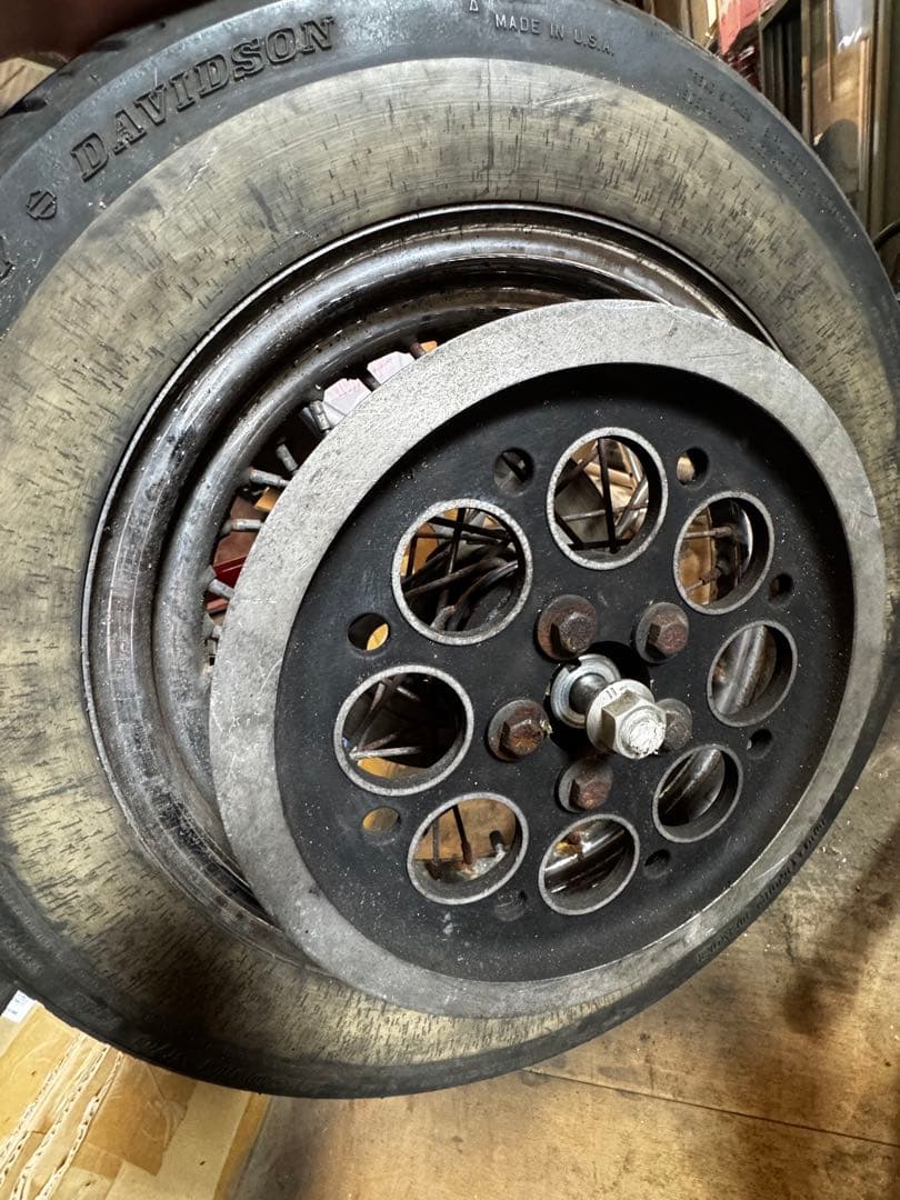 ハーレー　16インチリアホイール　アクスルシャフト付き