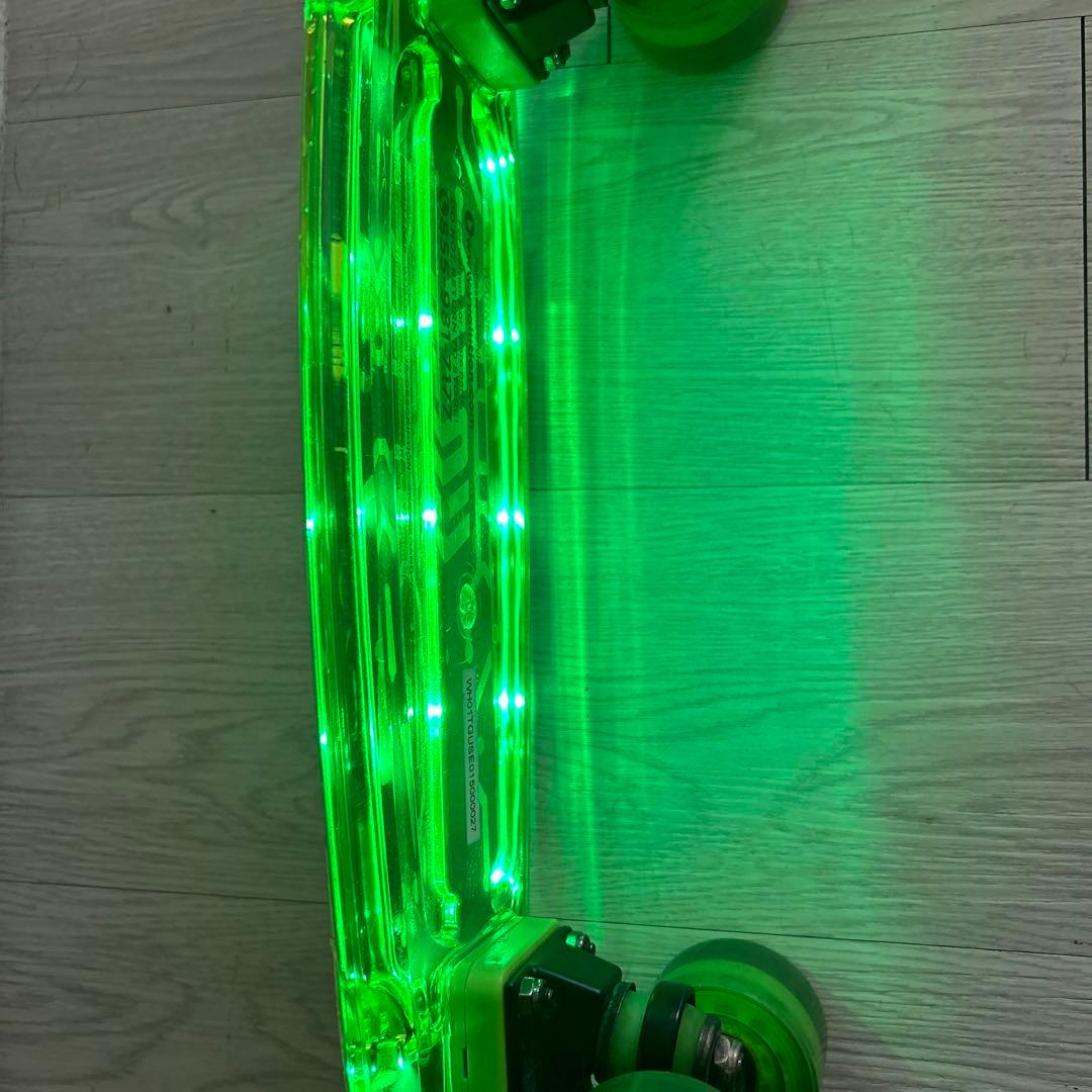 LEDライト付スケートボード　光るスケボー