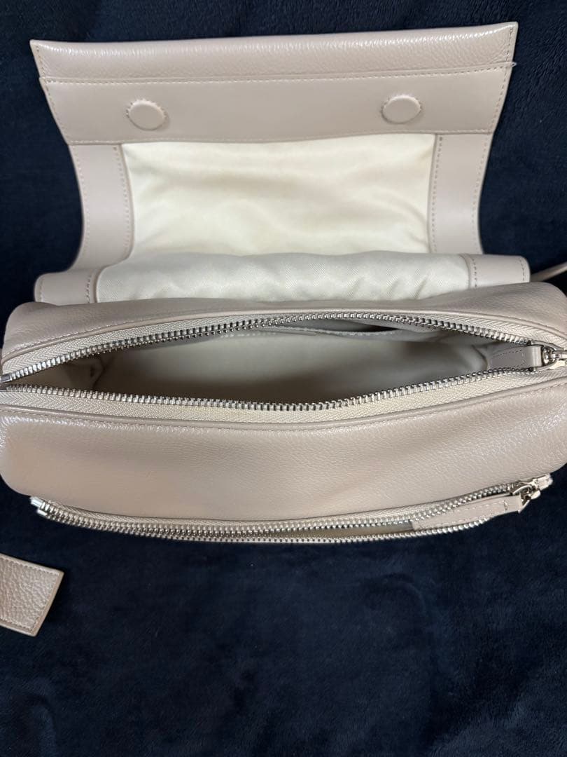 BEARDSLEY ベージュ レザー ショルダーバッグ