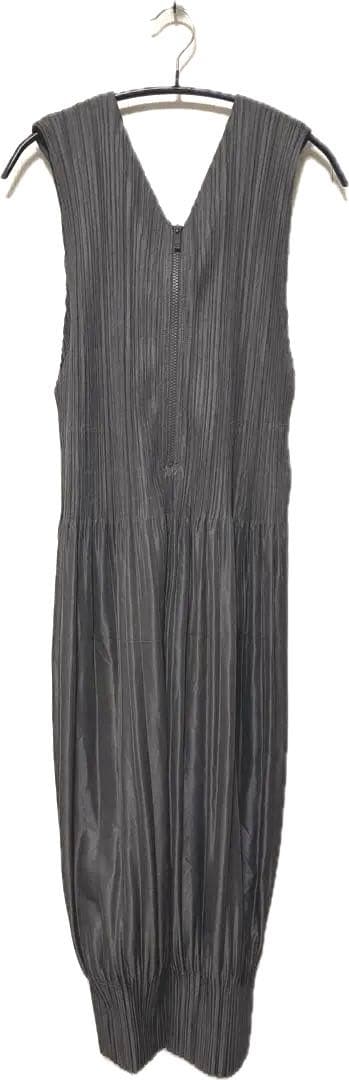 プリーツプリーズ　イッセイミヤケ　サロペット　グレー