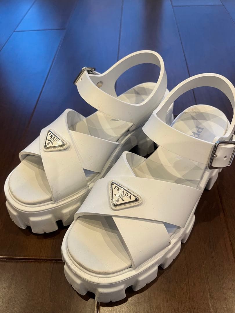 プラダ　モノリスラバーサンダル　白　23.5