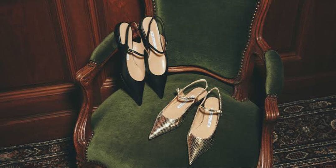 ブラック ポインテッドトゥパンプス　ペリーコ　ストラップ　フラット