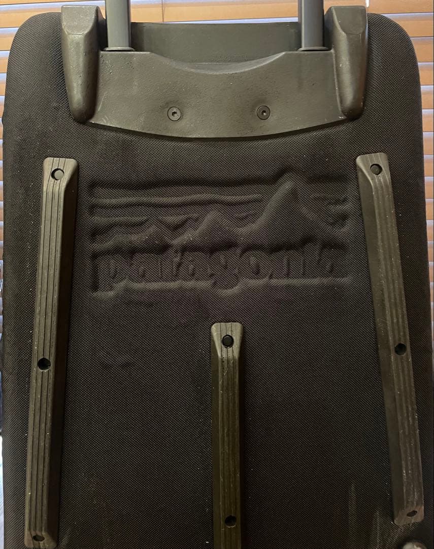 Patagonia ブラック キャリーオンバッグ