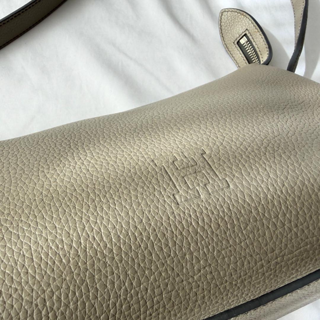 極美品 ヒロフ サルト レザー ハンドバッグ 上品コーデ グレージュ 牛革