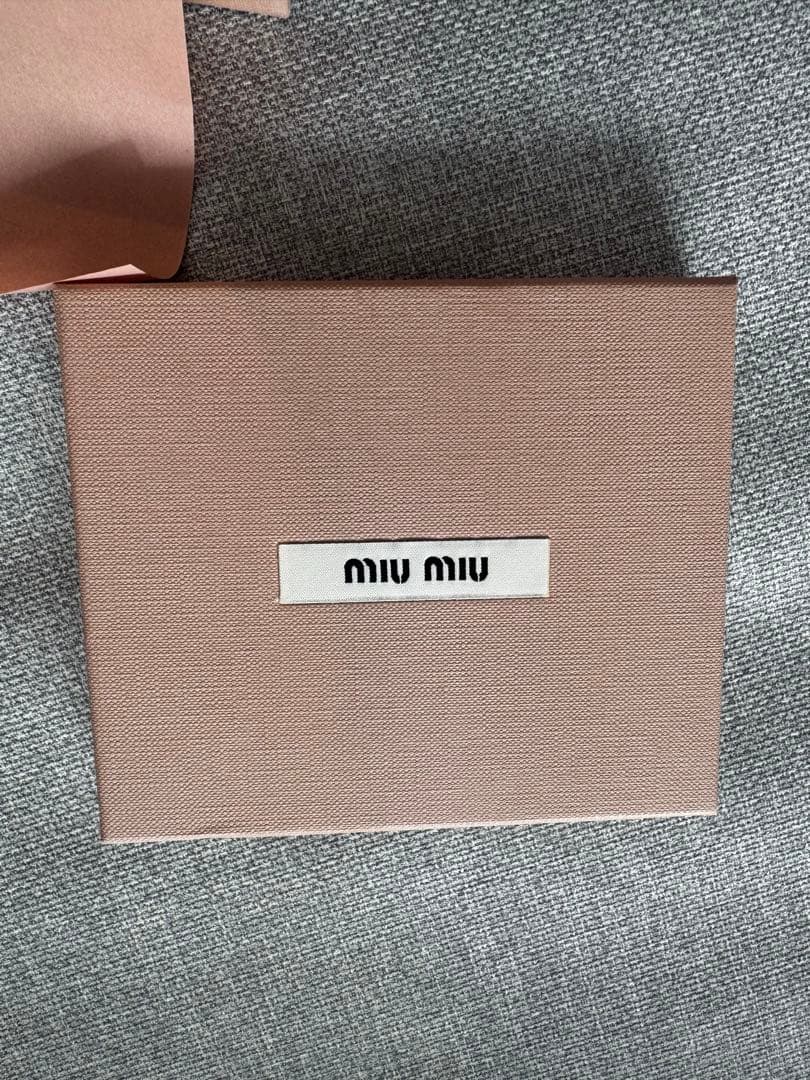 miumiu ベルベット ヘアクリップ