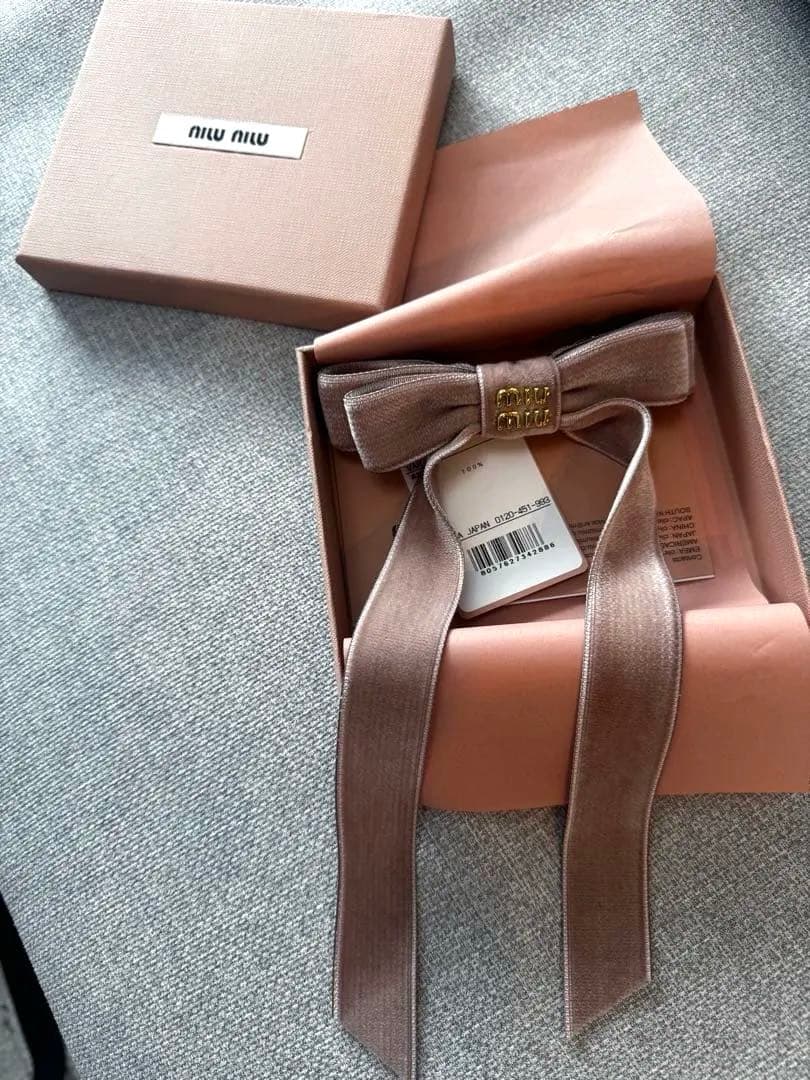 miumiu ベルベット ヘアクリップ