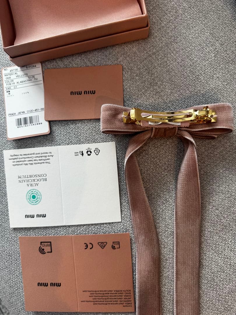 miumiu ベルベット ヘアクリップ