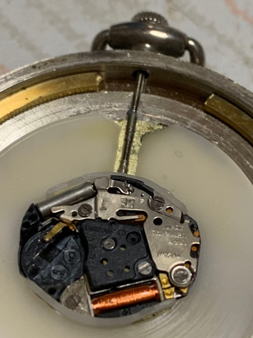 懐中時計　メープルリーフ5ドル製　クォーツタイプ重さ55g不動可能性強し