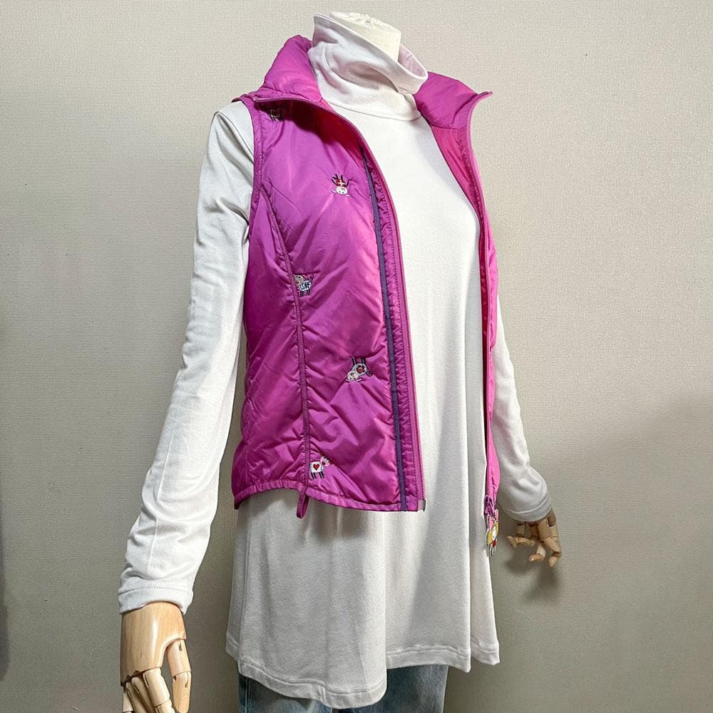 OLLEBOREBLA アルベロベロ ぶたさん刺繍 ダウンベスト チャーム付き