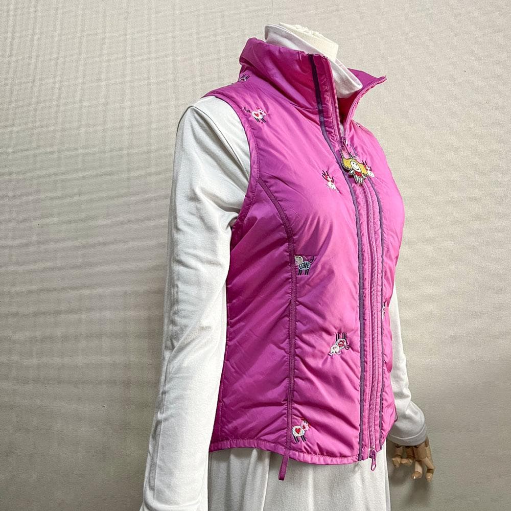 OLLEBOREBLA アルベロベロ ぶたさん刺繍 ダウンベスト チャーム付き