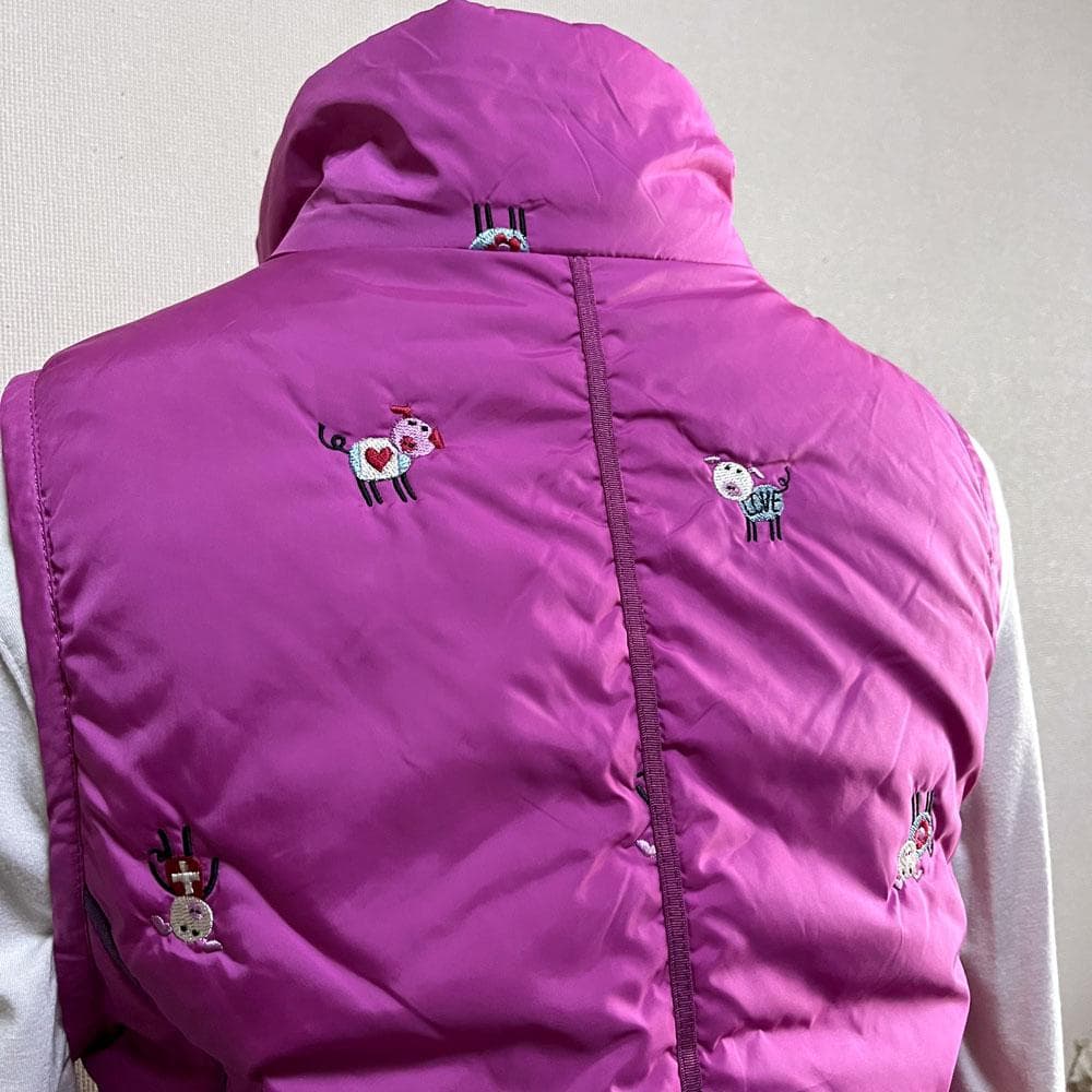 OLLEBOREBLA アルベロベロ ぶたさん刺繍 ダウンベスト チャーム付き