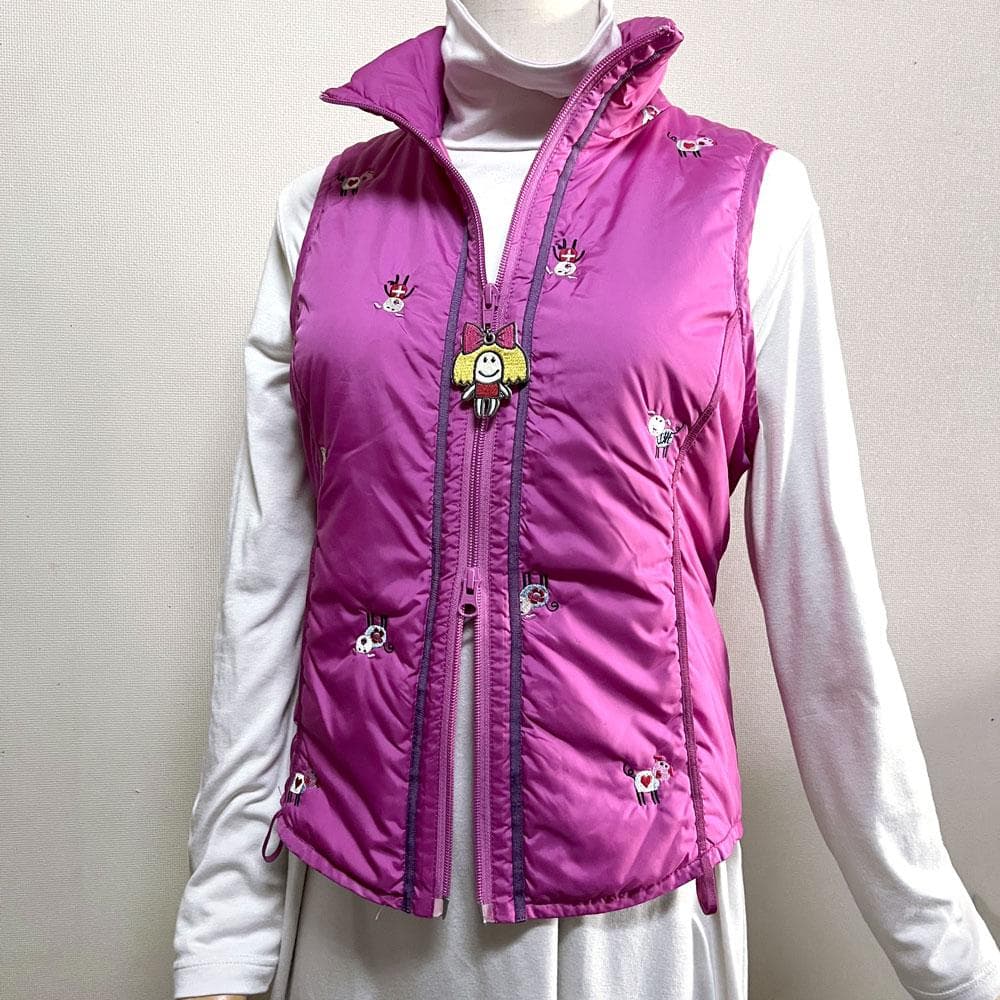 OLLEBOREBLA アルベロベロ ぶたさん刺繍 ダウンベスト チャーム付き