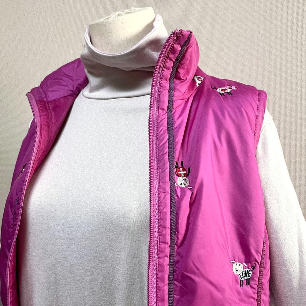 OLLEBOREBLA アルベロベロ ぶたさん刺繍 ダウンベスト チャーム付き