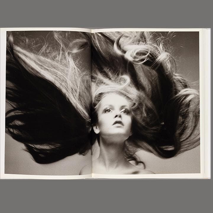 Woman in the Mirror　リチャード アヴェンドン 英語版