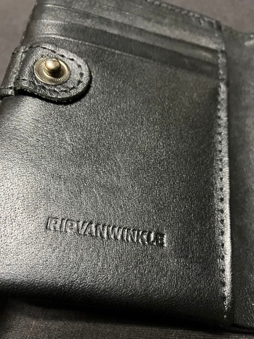 RIPVANWINKLE レザーウォレット 二つ折り財布 ブラック 縦 ボタン留