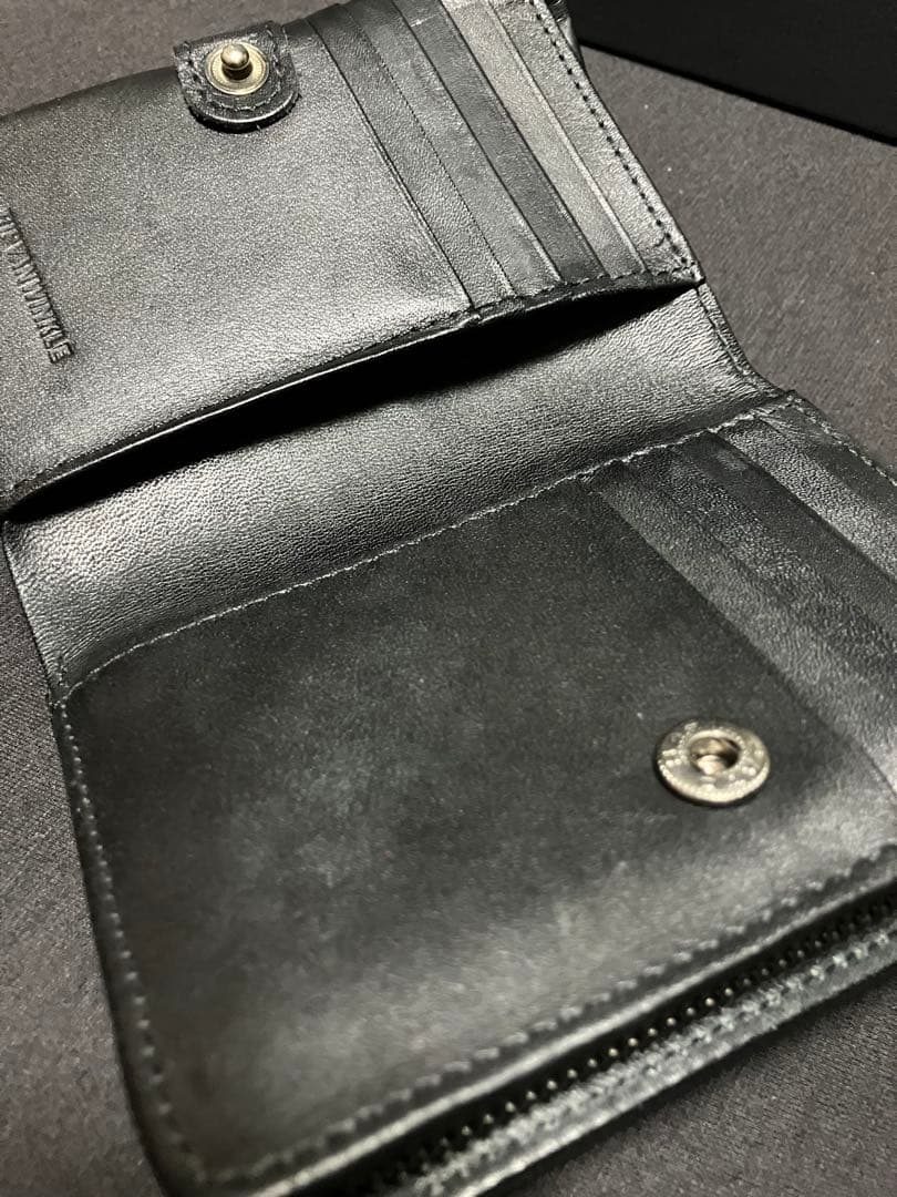 RIPVANWINKLE レザーウォレット 二つ折り財布 ブラック 縦 ボタン留