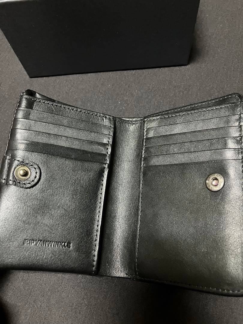 RIPVANWINKLE レザーウォレット 二つ折り財布 ブラック 縦 ボタン留