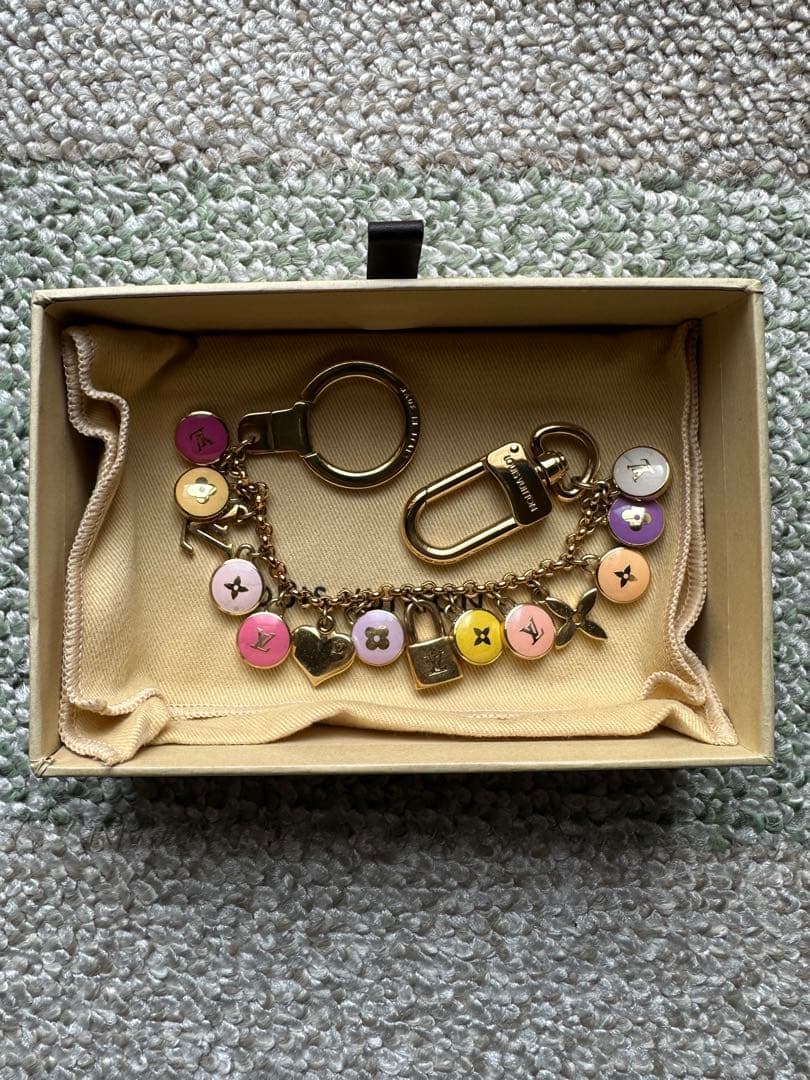 ルイヴィトン ポルトクレシェンヌ パスティーユ チャーム　パステルカラー