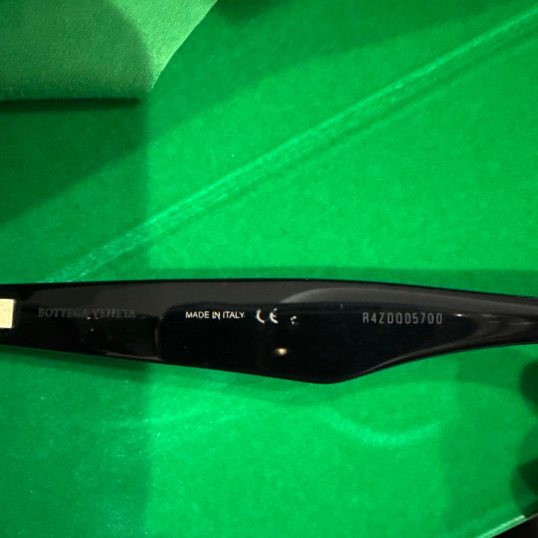 BOTTEGA VENETA ウルトラシン　スクエアサングラス