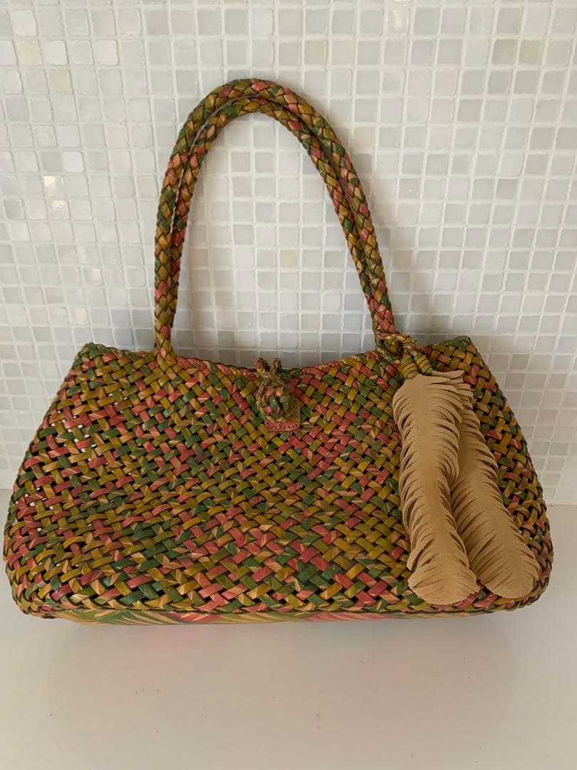 未使用品！カラフルなとっても可愛いショルダーバッグです！　本革