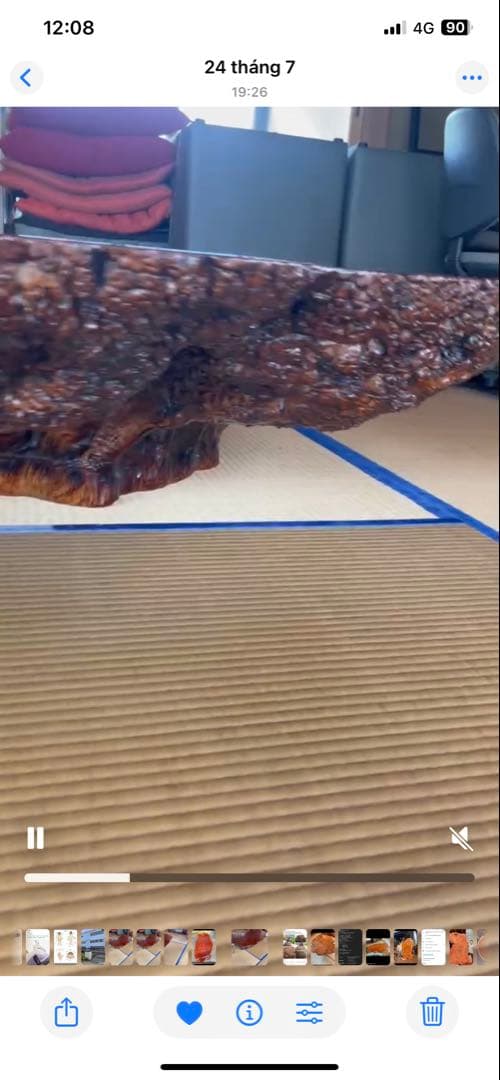 自然な形状の茶色い座卓　花梨